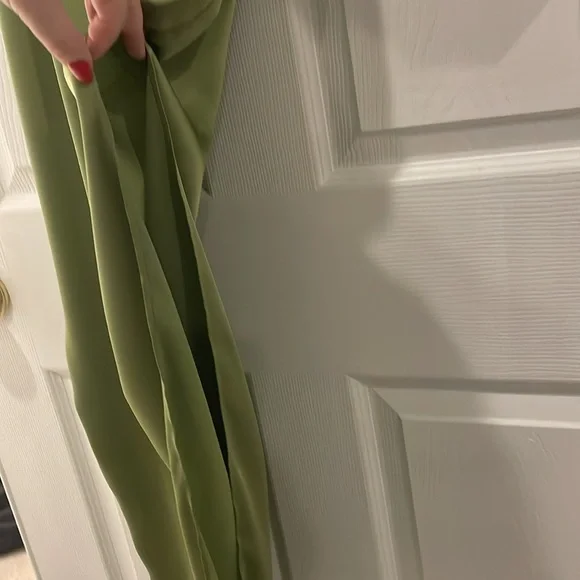 "Amari" Off-the-shoulder satin dress 💚 - Picture 4 of 8